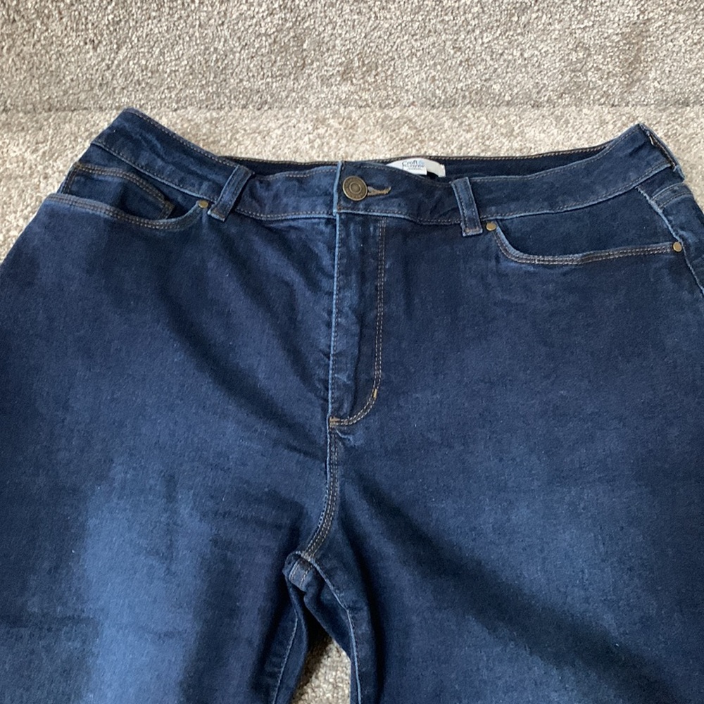 Nearly New C&B Dark Wash Mid Rise Stretch Capri Jeans - Picture 2 of 6